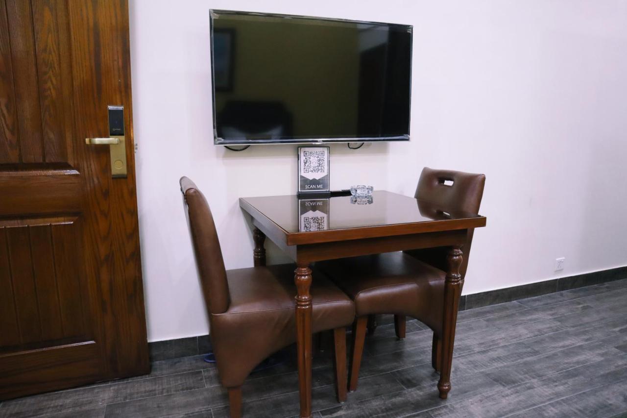 Hayyat Luxury Hotel Suites 라호르 외부 사진